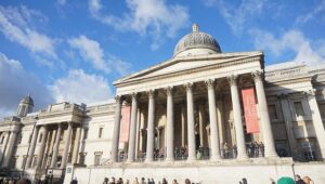 The entrance of the National Gallery in London, with impressive stone pillars.